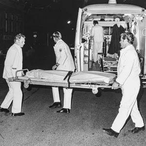 Sanitäter mit Trage