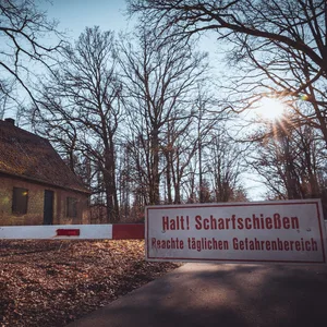 Warnschild vor Scharfschützen vor Haus