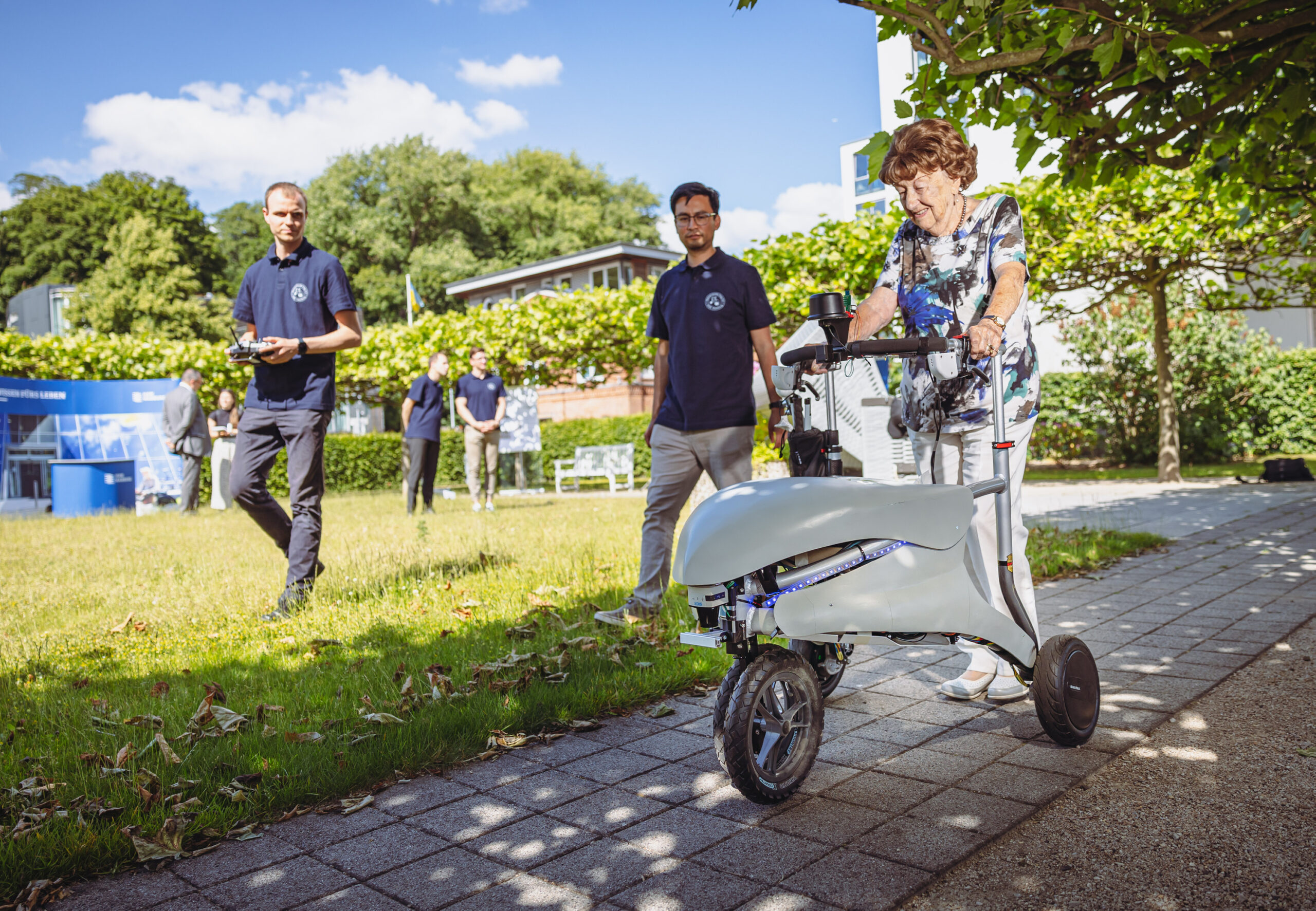 Waltraud Pulkenat (95) testet den autonomen digitalen Blindenhund im Garten der Seniorenresidenz Augustinum Hamburg.