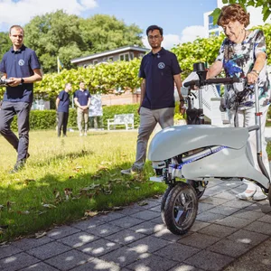 Waltraud Pulkenat (95) testet den autonomen digitalen Blindenhund im Garten der Seniorenresidenz Augustinum Hamburg.