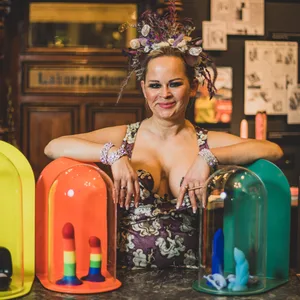 Anna Genger führt auf St. Pauli Deutschlands erstes Sextoy-Museum.