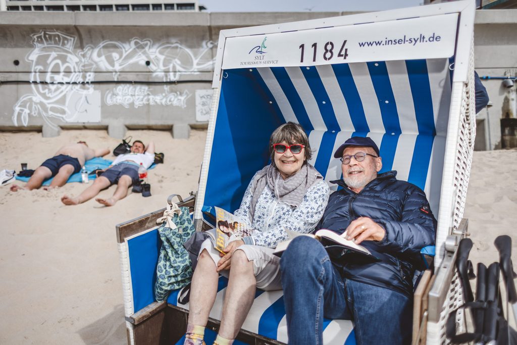 Helga (78) und Henning (84) aus Wolfsburg stören sich nicht an den Partymachern.