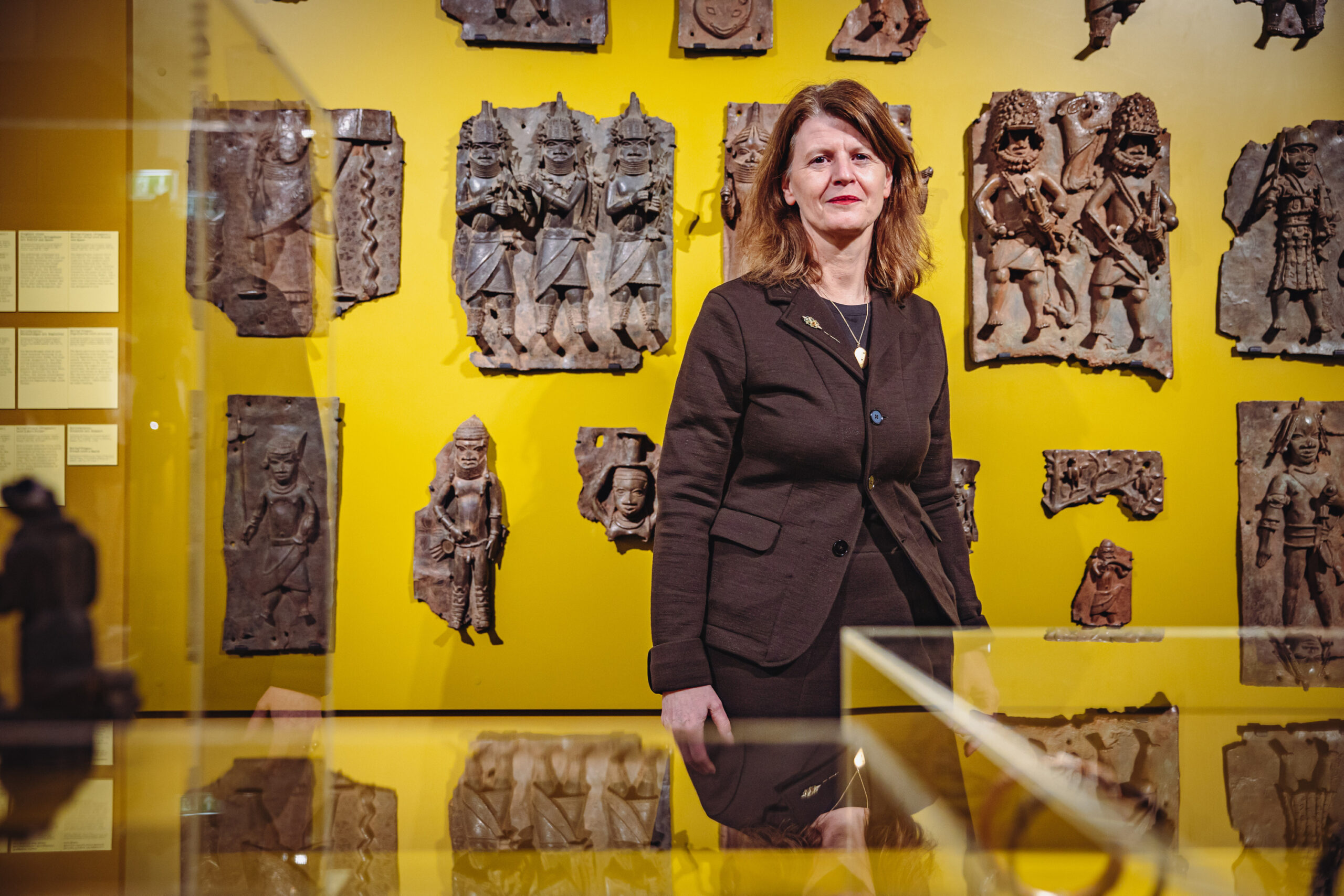 MARKK-Direktorin Barbara Plankensteiner steht vor den „Benin-Bronzen“. (Archivbild)