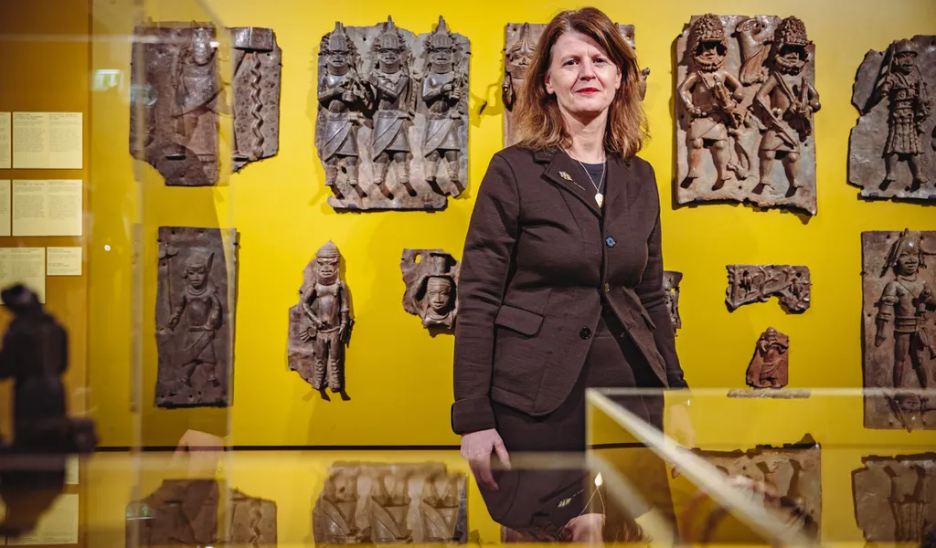 MARKK-Direktorin Barbara Plankensteiner steht vor den „Benin-Bronzen“. (Archivbild)