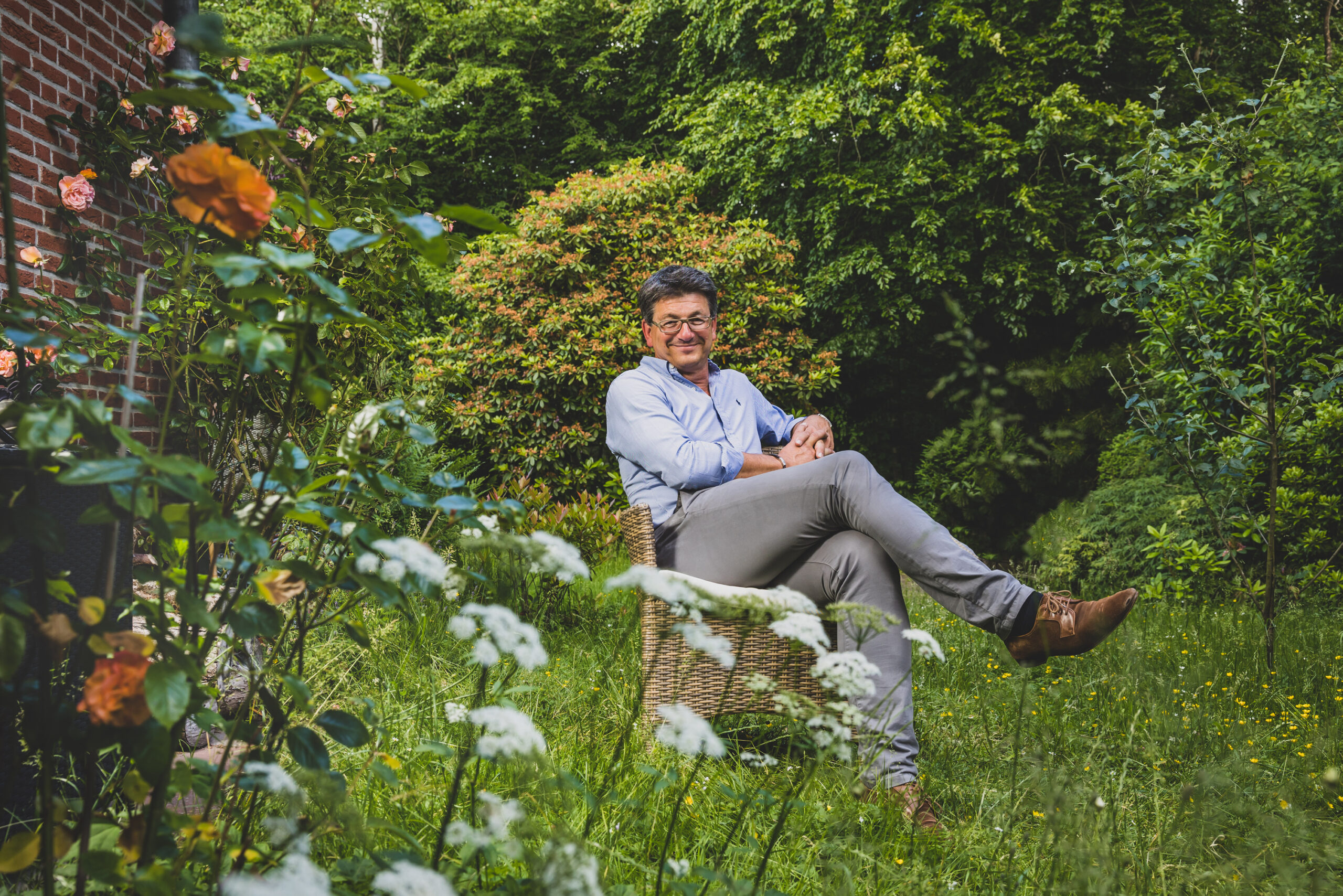 Professor Matthias Glaubrecht sitzt in seinem Garten