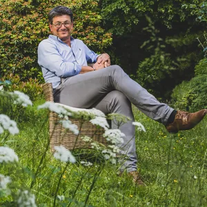 Professor Matthias Glaubrecht sitzt in seinem Garten