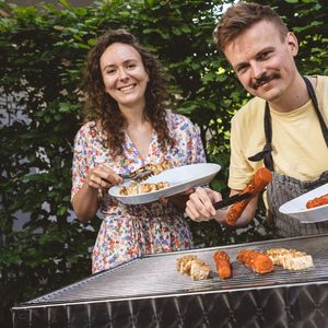 Verraten ihre liebsten veganen Grill-Rezepte: Fancisca Dohm (27) und Marco Zimmermann (30)