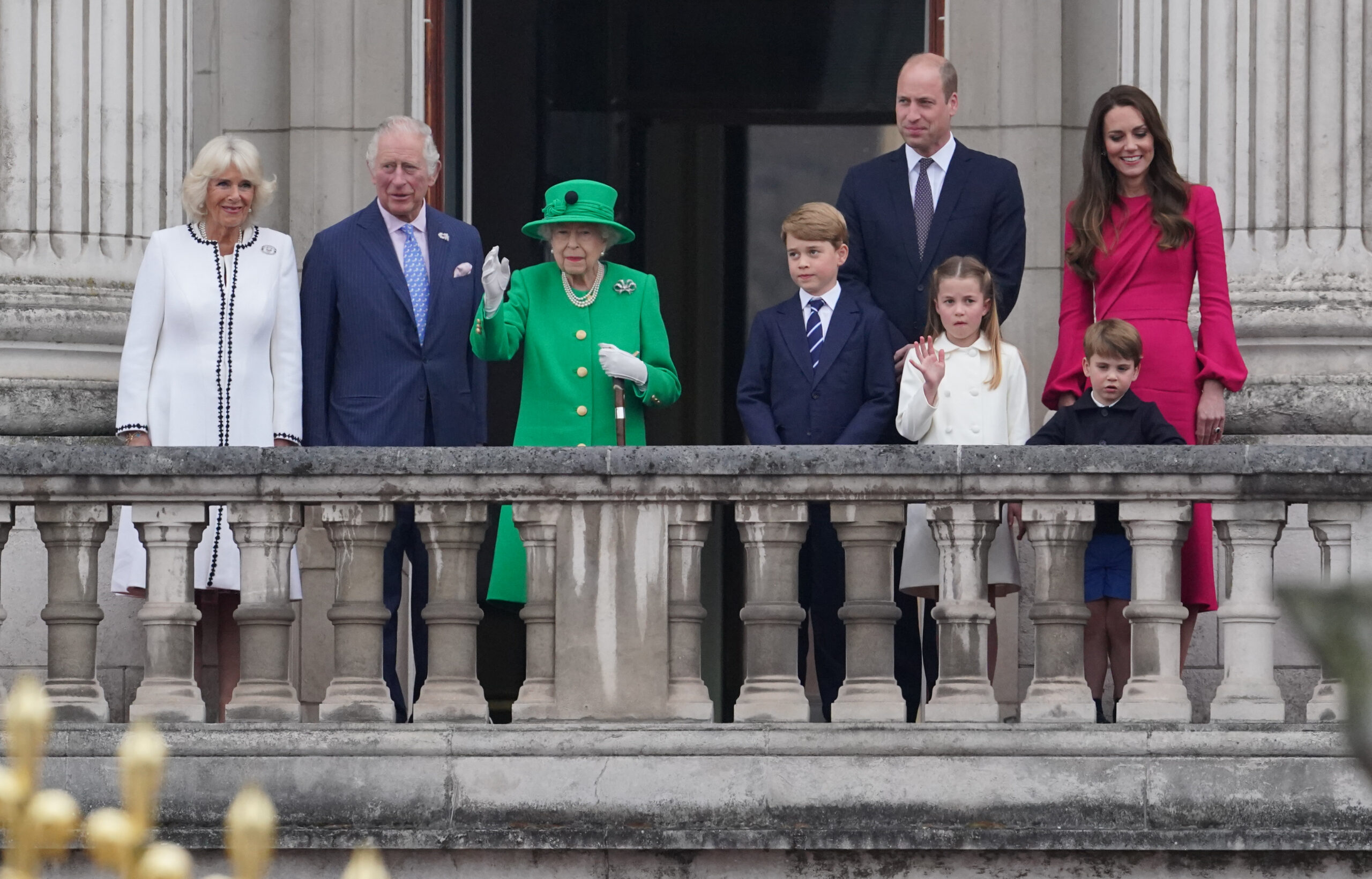 Zum Abschluss der Feierlichkeiten winkt Queen Elizabeth II. im Beisein der Royal Family vom Balkon des Buckingham-Palastes.