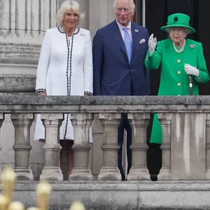 Zum Abschluss der Feierlichkeiten winkt Queen Elizabeth II. im Beisein der Royal Family vom Balkon des Buckingham-Palastes.