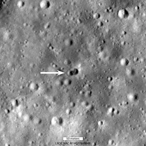 Die Überreste einer Rakete sind nahe des Hertzsprung-Kraters auf dem Mond zu sehen.