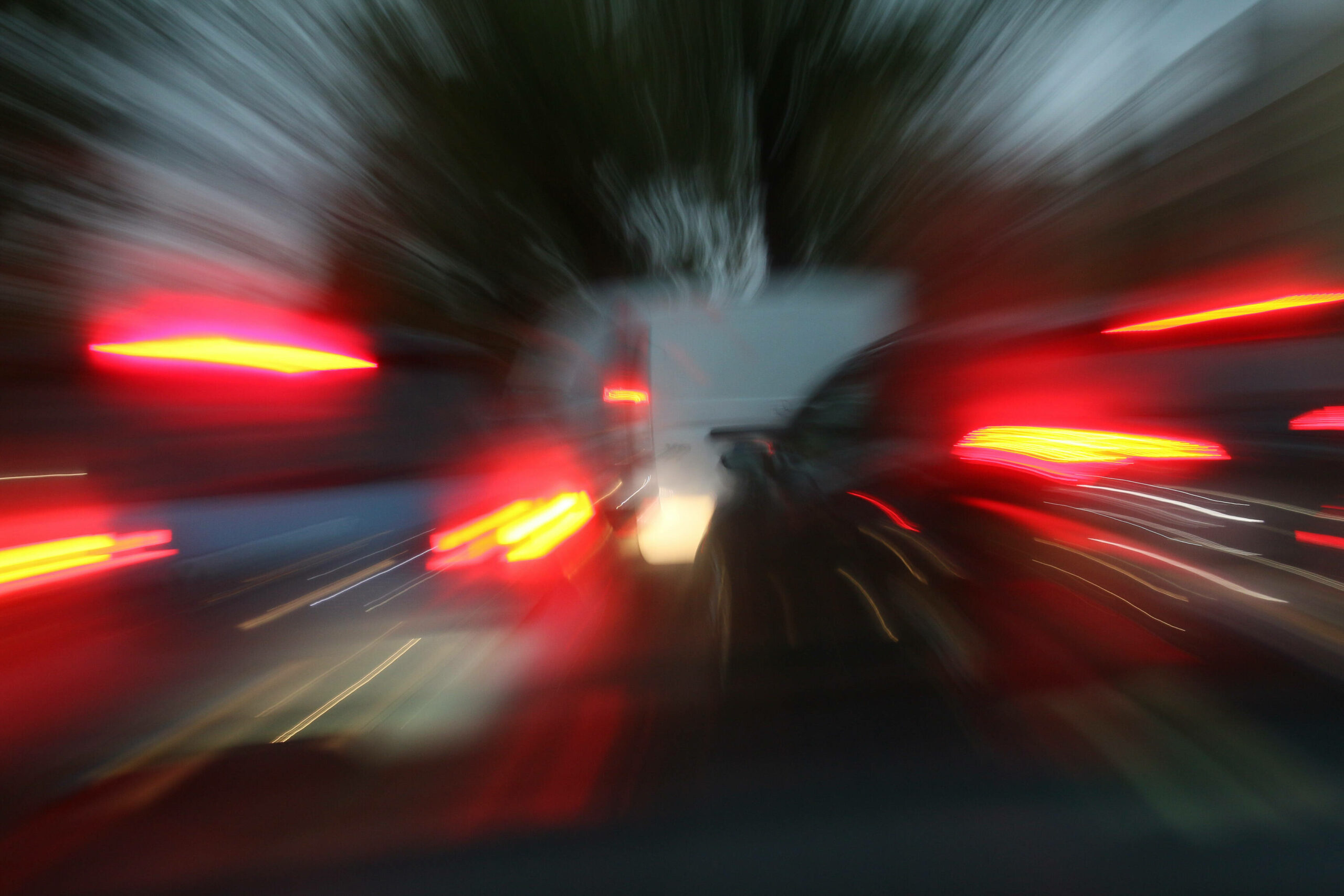 Autos mit Bewegungsunschärfe bei Nacht fotografiert. Symbolfoto