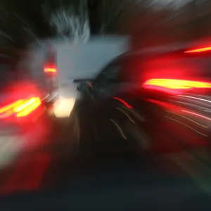 Autos mit Bewegungsunschärfe bei Nacht fotografiert. Symbolfoto
