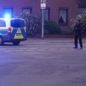 Das SEK riegelte gegen 22 Uhr die Christianstraße in Neumünster ab.