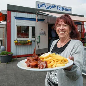 Magdalena Meierdirks vor ihrem Imbiss, dem „Lütten Foffteiner“