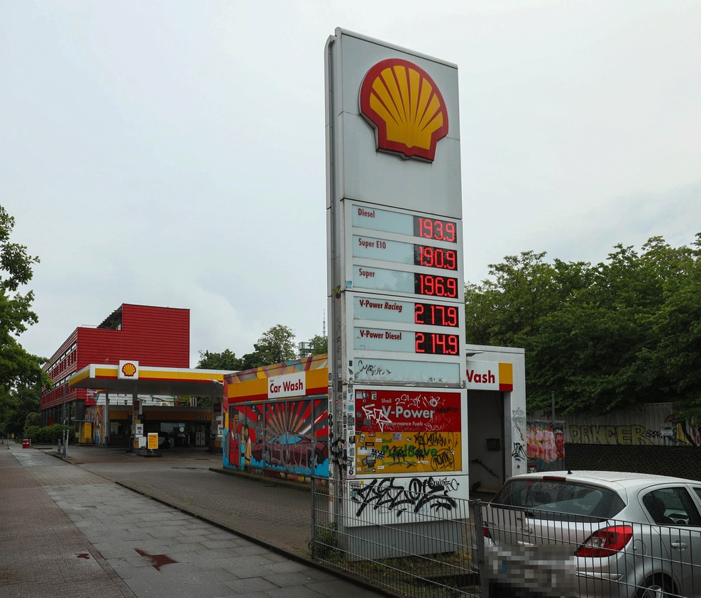 Die Spritpreise an der Shell-Tankestelle in der Max-Brauer-Alle am Mittwochvormittag.