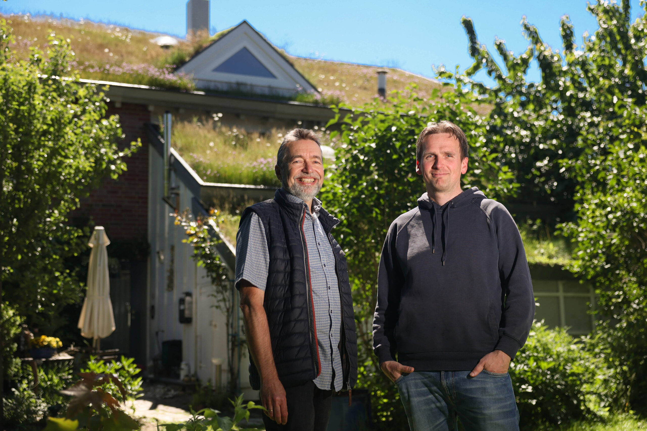 Helge Mangold (62) und Jan Fischer (43) leben seit Jahren in der ökologischen Siedlung in Neuallermöhe.