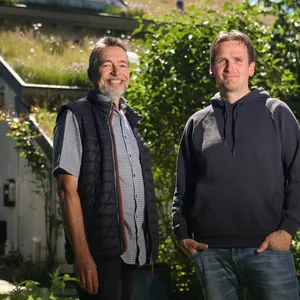 Helge Mangold (62) und Jan Fischer (43) leben seit Jahren in der ökologischen Siedlung in Neuallermöhe.
