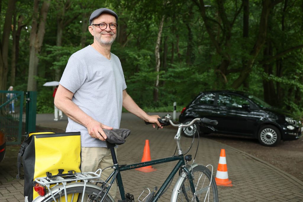 Dieser Radfahrer sagt: Ich fahre ohne Helm vorsichtiger.