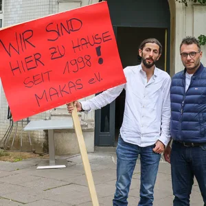 Saini (l.) und Ekan sind Mitglieder im Kulturverein Makas e.V. und setzen sich für seinen Erhalt ein.