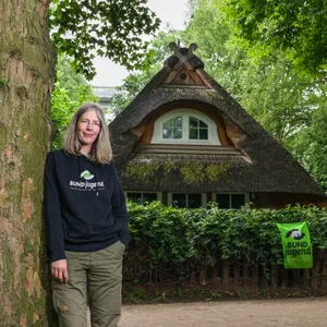 Katrin Mehrer (50) vor dem „Hexenhaus“ im Kellinghusenpark