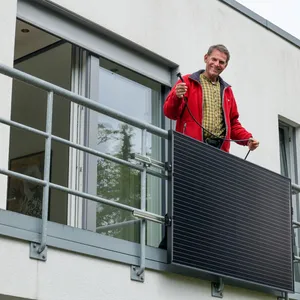 Volker Henkel will Hamburgern helfen, Solaranlagen auf ihren Balkonen zu installieren.