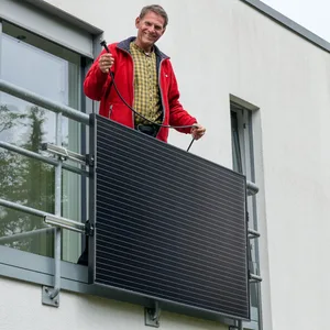Volker Henkel will Hamburgern helfen, Solaranlagen auf ihren Balkonen zu installieren.