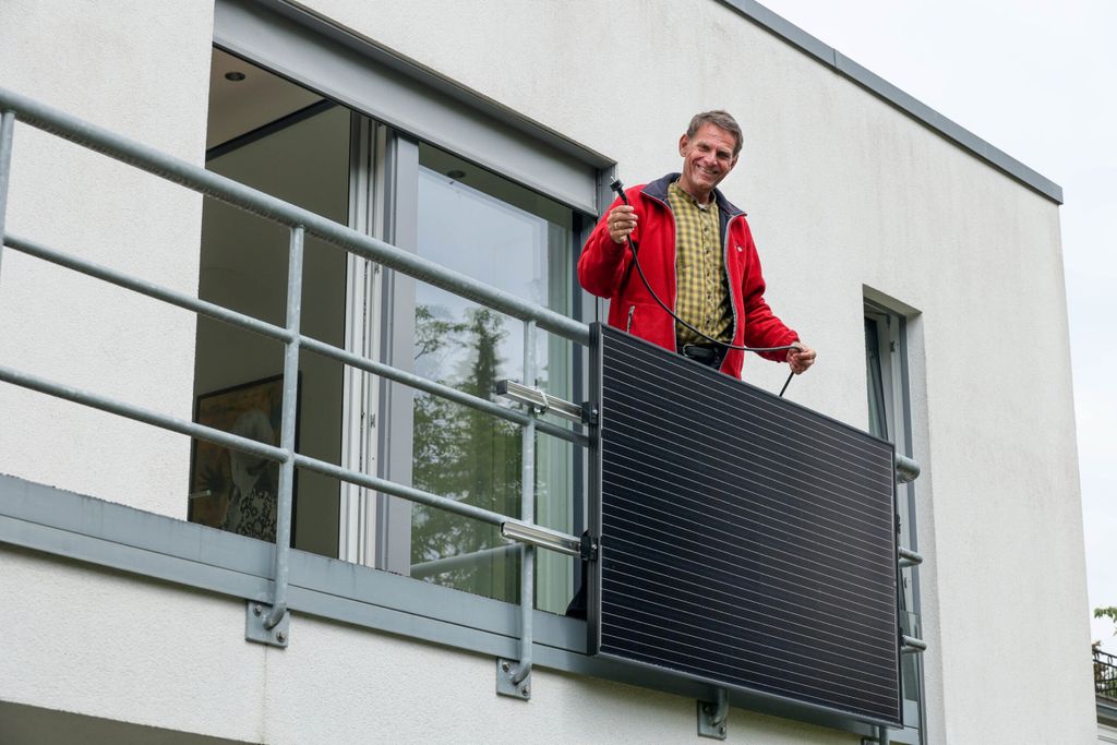 Volker Henkel will Hamburgern helfen, Solaranlagen auf ihren Balkonen zu installieren.