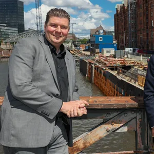 Die Sanierung der Kaimauern geht in die nächst Runde. Andreas Dressel, Finanzsenator (SPD), Dr. Ulrich Bormann, Landesbetrieb Immobilienmanagement und Grundvermögen (LIG) (re) und Axel Dette, ReGe Hamburg – Projekt-Realisierungsgesellschaft mbH (mitte)