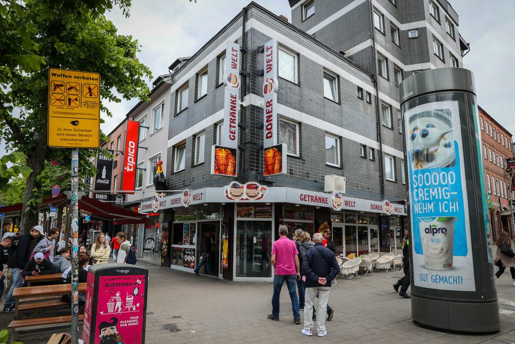 Die Inflation treibt die Kosten nach oben – auch auf dem Kiez. „Döner Welt Getränke Welt“ auf der Reeperbahn musste die Preise deutlich anheben.