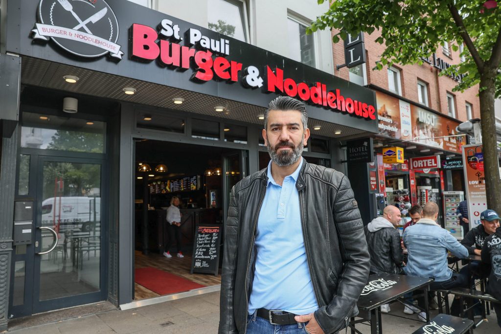 „Der Strom ist teuer, die Miete ist teuer. Ich habe die Preise um 50 Cent erhöhen müssen“, sagt Resul Baycuman, Betreiber von „St. Pauli Burger und Noodlehouse“.