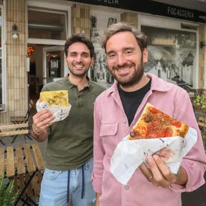 Machen Focacce mit Käse aus Apulien: Andrea Di Cillo (r.) und Raimondo Catalano