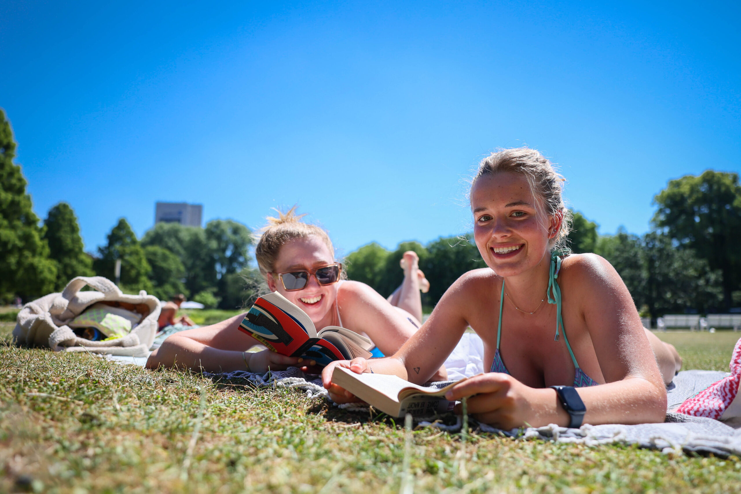 Anna (23, Schanze) und Jil (21, Uhlenhorst) beim Sonnenbaden. Die beiden haben gerade ihre Bachelorarbeit geschrieben und genießen die freie Zeit.