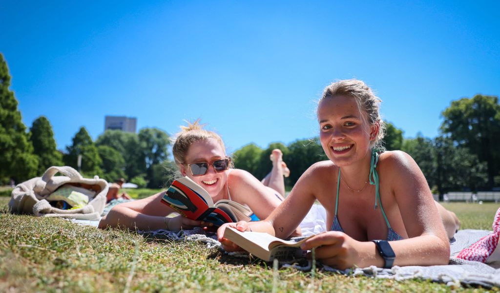 Anna (23, Schanze) und Jil (21, Uhlenhorst) beim Sonnenbaden. Die beiden haben gerade ihre Bachelorarbeit geschrieben und genießen die freie Zeit.