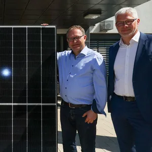 Michael Prinz, MAndy Herrmann, Andreas Dressel, Jens Kerstan und Thomas-Tim Sävecke (v.li.) beim Startschuss für Ausbau von Hamburgs Schulen mit Photovoltaik.