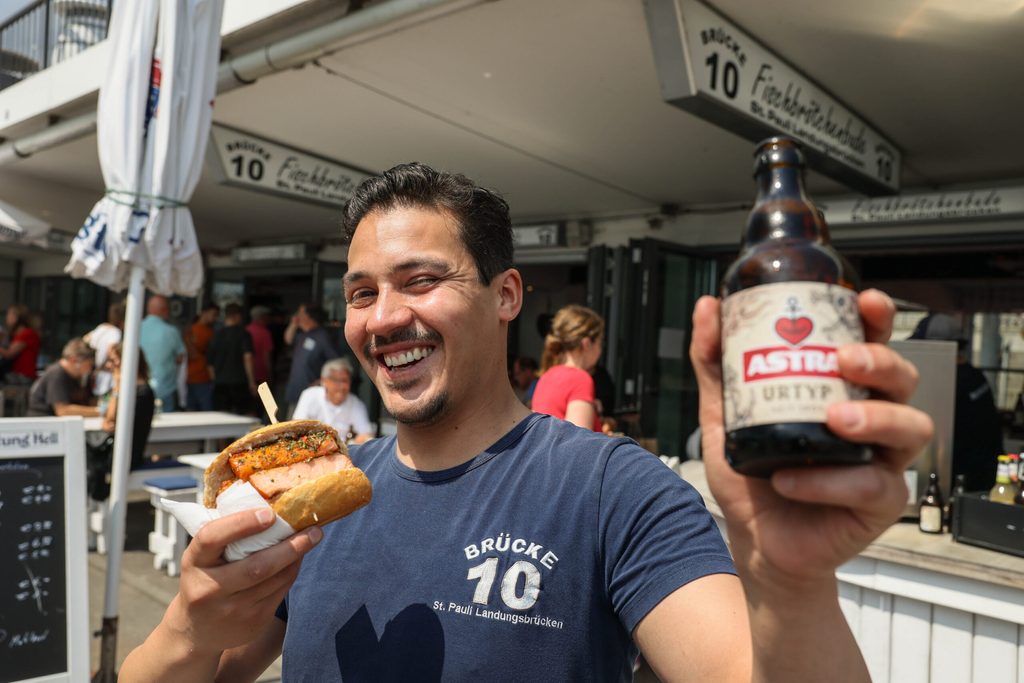 Die leckersten Fischbrötchen gibt es laut Sternekoch bei der "Brücke 10" an den Landungsbrücken.