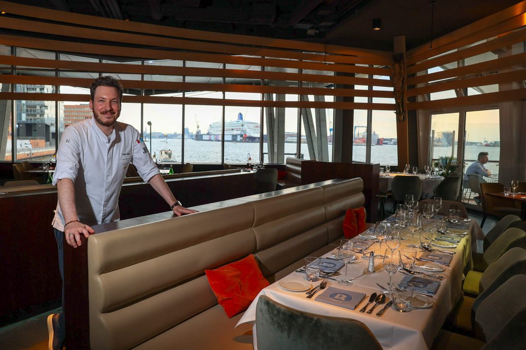 Im Rive essen die Gäste mit Blick aufs Wasser: Küchenchef Felix Dietz.