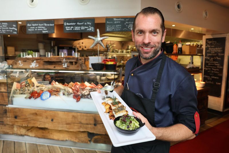 Lukas Schröder, Küchenchef bei "Hummer Pedersen", serviert Pannfisch mit Senfsoße.