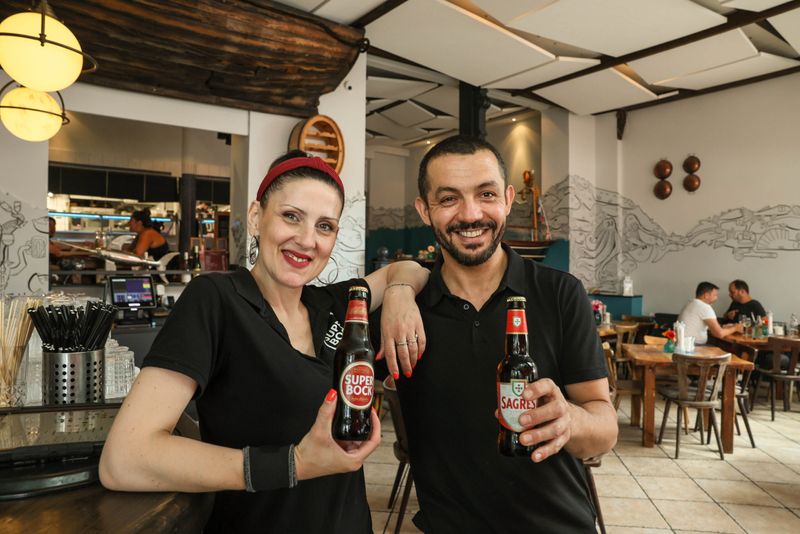 Carlos Nunes leitet das "La Sepia", posiert hier mit Kellnerin Susana Teixeira.