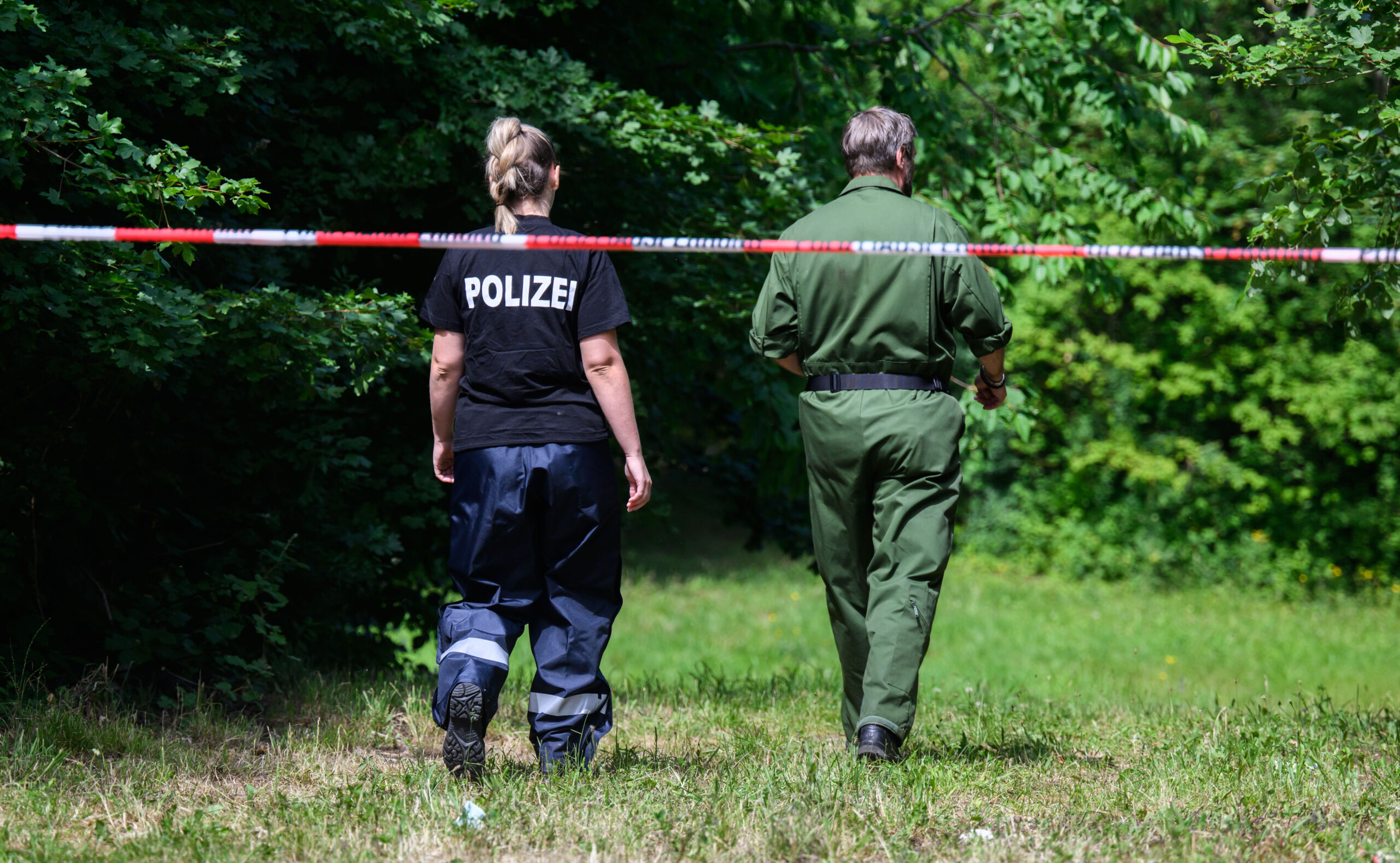 Mitarbeiter der Spurensicherung der Polizei Salzgitter stehen am Tatort am Hans-Böckler-Ring.