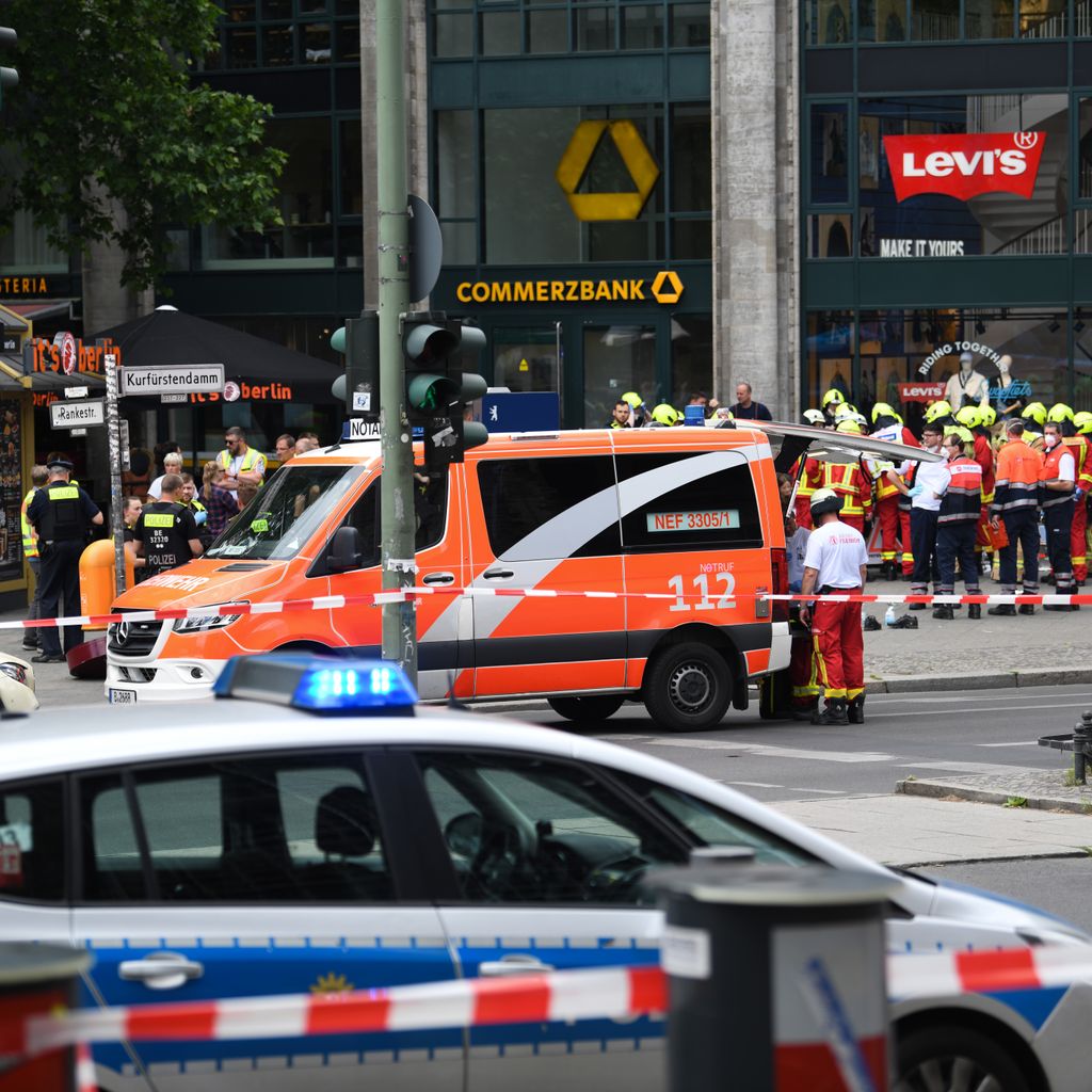 Polizei und Rettungsdienste sichern das Areal nahe der Gedächtniskirche in Berlin, nachdem dort ein Autofahrer in eine Personengruppe gefahren ist.