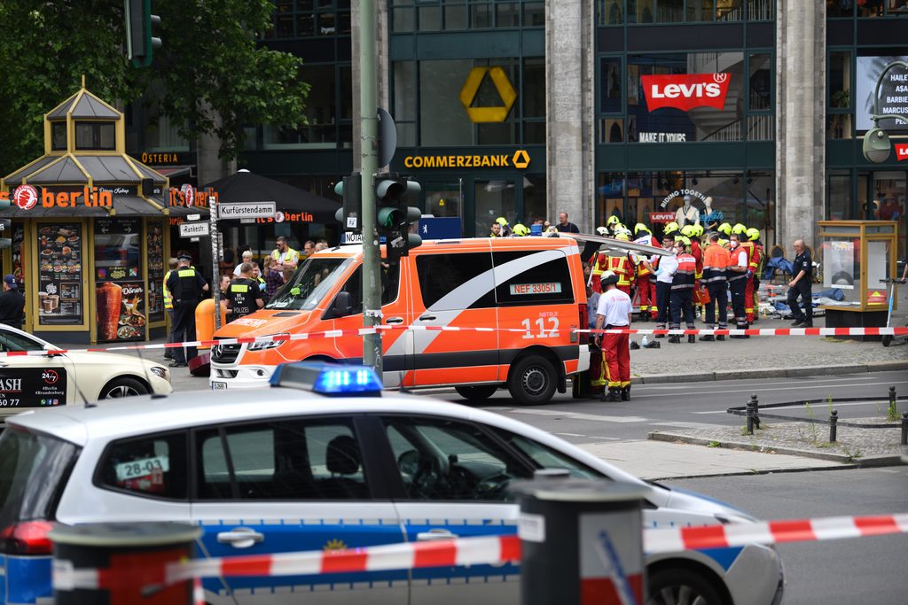 Polizei und Rettungsdienste sichern das Areal nahe der Gedächtniskirche in Berlin, nachdem dort ein Autofahrer in eine Personengruppe gefahren ist.