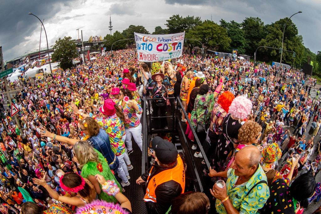 Eine bunte Menschenmenge wurde von einem Schlager-Truck fotografiert.