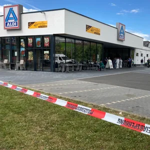 Flatterband hängt vor dem Supermarkt in Schwalmstadt.