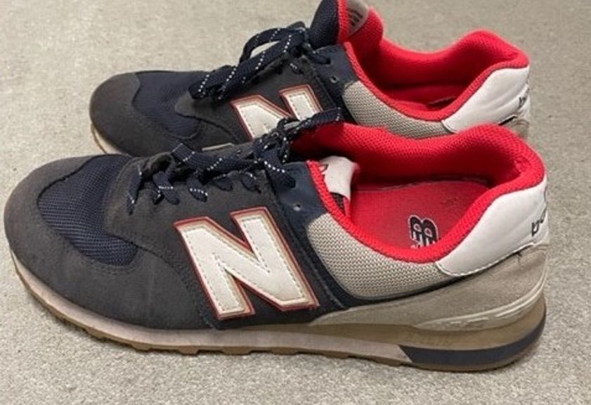 Die Polizei fragt: Erkennt jemand diese Schuhe als sein Eigentum wieder?