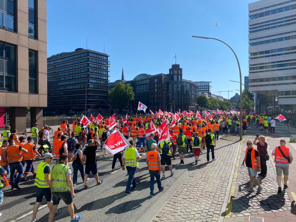 Angemeldet waren 1000 Teilnehmer, die tasächliche Zahl liegt aber zwischen 3000 und 4000.