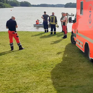 Ein Großaufgebot an Einsatzkräften suchte stundenlang den Südensee in Sörup nach dem vermissten 18-Jährigen ab.