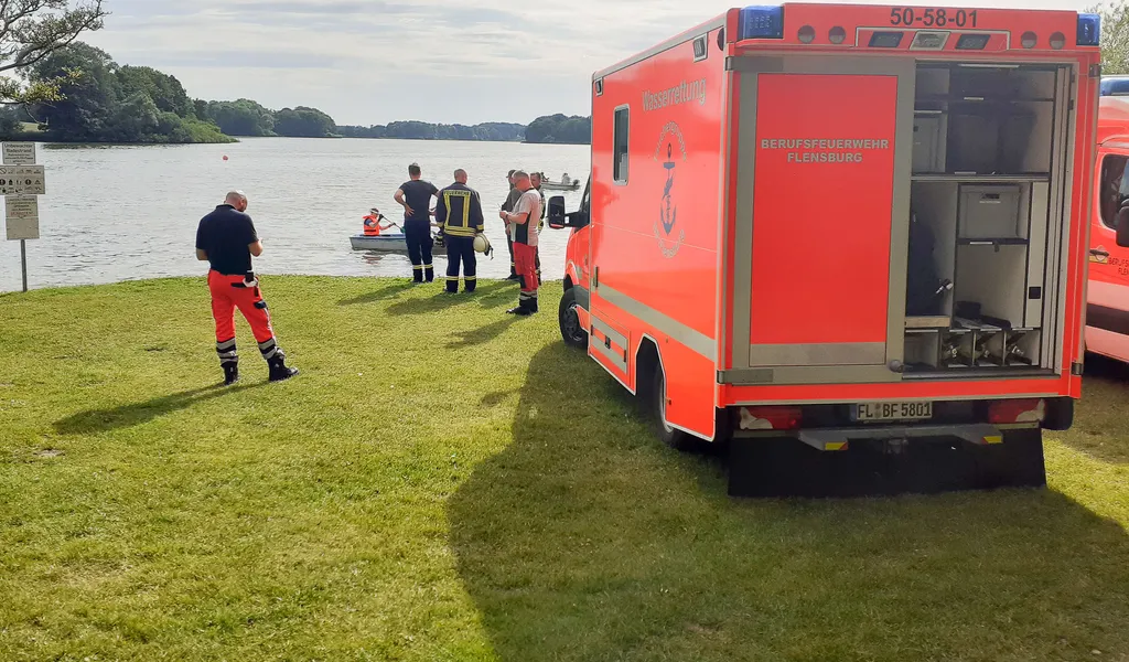 Ein Großaufgebot an Einsatzkräften suchte stundenlang den Südensee in Sörup nach dem vermissten 18-Jährigen ab.