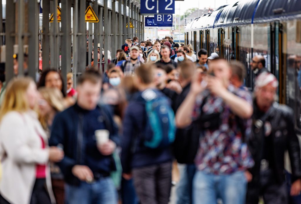 Hochbetrieb auf dem Bahnhof Westerland auf Sylt am Pfingstsamstag.