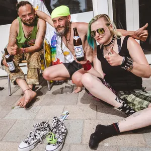 Die Punks Flippi (33, v.l.), Koko (48) und Lara (21) machen Party auf Sylt.