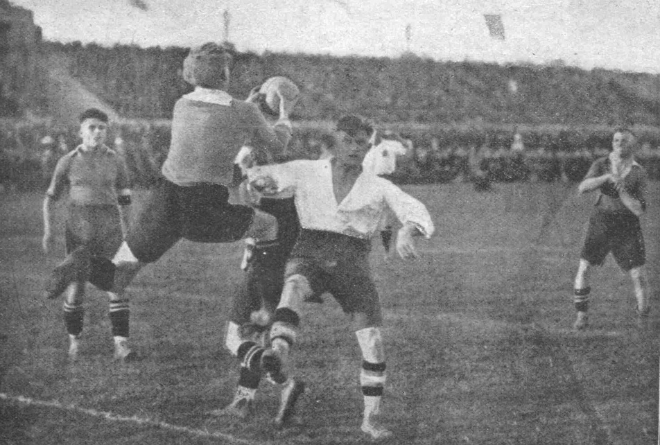 Szene aus dem ersten Endspiel im Juni 1922: HSV-Stürmer Luten Breuel (r.) muss Nürnbergs Torwart Heiner Stuhlfauth den Ball überlassen.